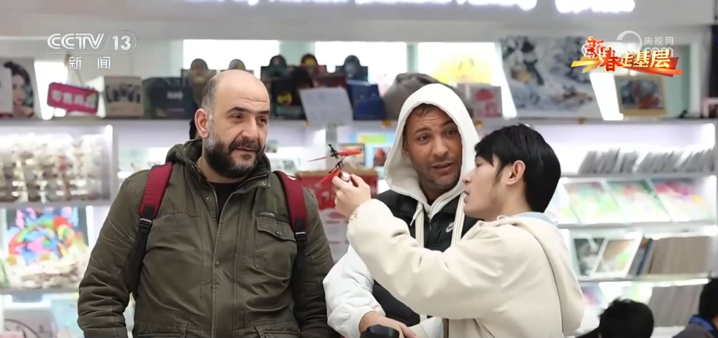 成拳”凝聚合力 “品牌出海”成为义乌热词冰球突破豪华版app新春走基层 “攥指(图3)